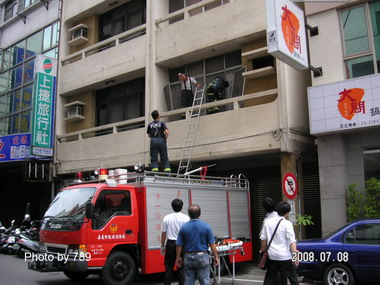 獨居老人摔倒受困消防員破門搶救(圖)