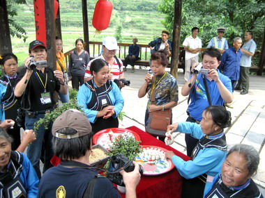台灣記者受邀訪十里畫廊 受歡迎(圖)