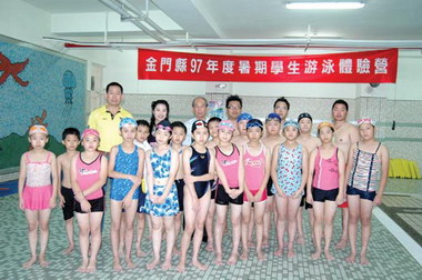 涼快一夏﹗四百餘名學童開心下水學泳技(圖)