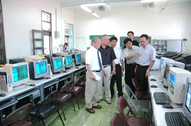 林政則視察育賢國中電腦教室(圖)