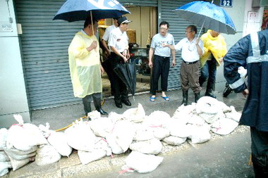 林政則勘查風災浸水狀況(圖)