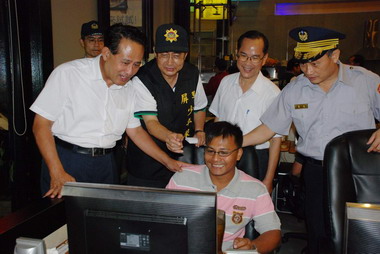 屏東縣長曹啟鴻前往網咖店勸導青少年(圖)