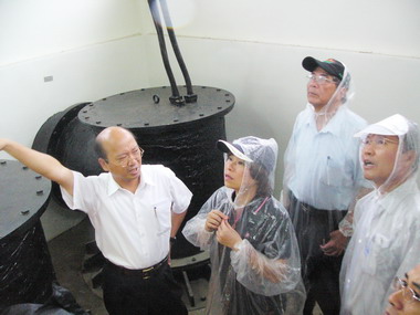 黃敏惠巡視湖子內溪底部落(圖)