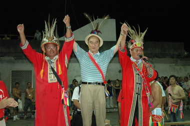 謝深山前往豐濱鄉參加港口部落的豐年祭(圖)