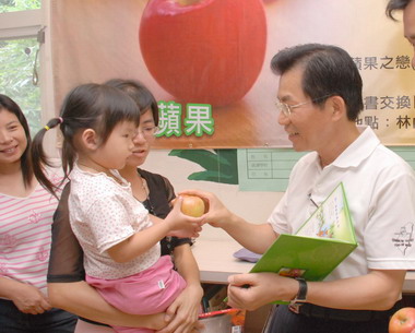 書與蘋果之戀(圖)