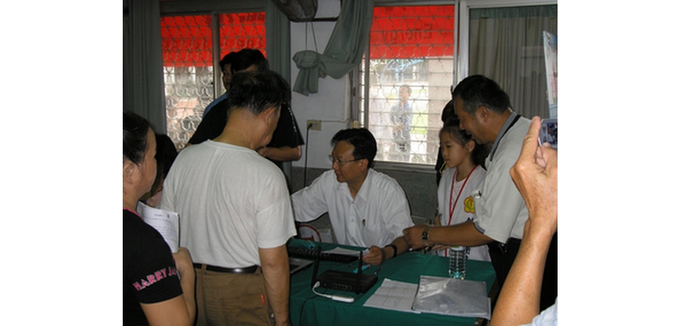 萬人健檢縣長蒞臨關心 並為現場民眾掛號(圖)