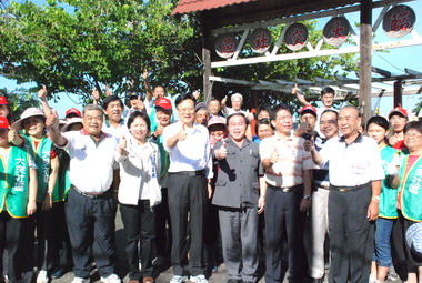 卓伯源視察親子公園(圖)