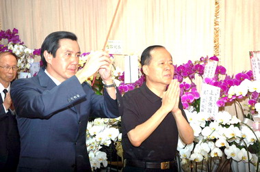 馬英九慰問喪母鄭永金(圖)