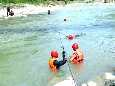 消防局辦理消防人員搶救沙洲受困訓練(圖)