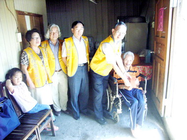 台電慰問低收入戶(圖)