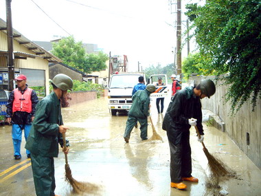 後備弟兄協助災後工作(圖)