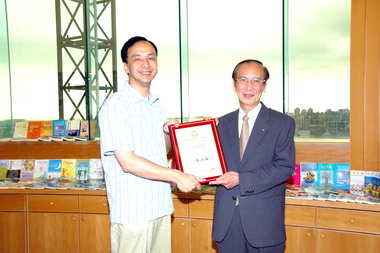 台灣創價學會致贈書籍予桃園縣政府(圖)