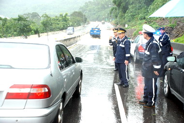 颱風雨大路坍員警雨中交管(圖)