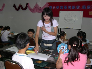 大明高中張晏慈至霧峰圖書館教小朋友繪圖(圖)