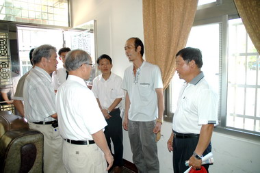 林政則慰問因戲水不幸溺斃學生家屬(圖)