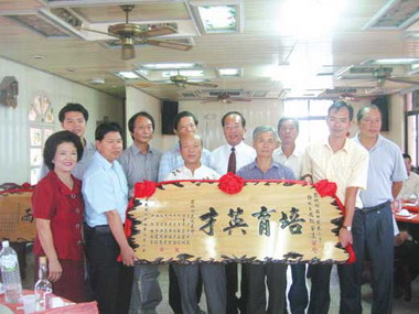 金警盃200米競速員警卯勁向前衝(圖)