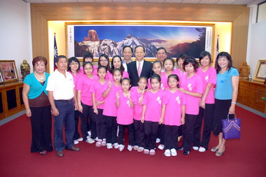 鄉音歌謠研究協會拜會縣長鄭永金(圖)