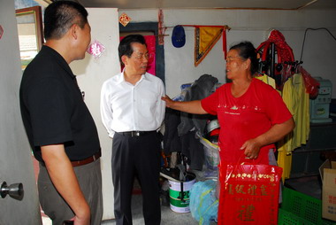 李應元探視二崙拾荒嬤(圖)