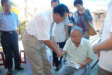 曹啟鴻慰問落水死亡者的家屬新聞稿(圖)