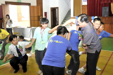 劉政鴻與學子玩遊戲同樂(圖)