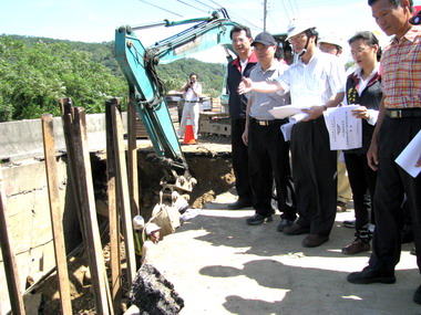 公工會主委范良銹到苗栗勘災(圖)