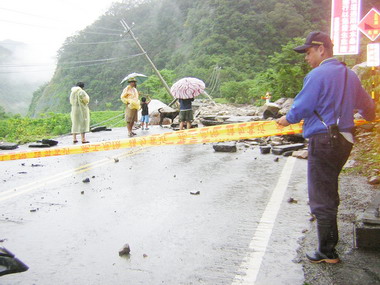 信義台21線道路坍方(圖)