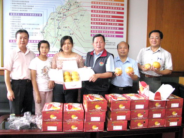 劉政鴻接見獲豐水梨競賽特等獎得主(圖)