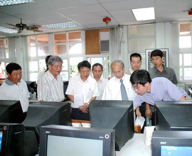 林政則補助經費協助內湖國中更新電腦(圖)