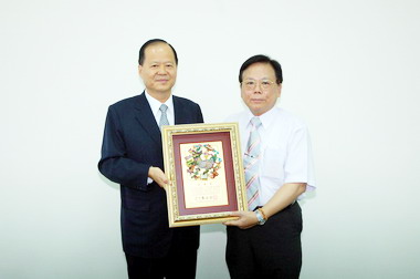 鄭永金頒發感謝狀予河川局(圖)