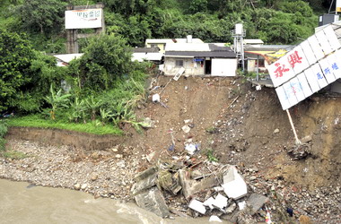 林久翔慰問受災戶(圖)