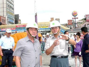 張通榮視察海洋廣場工程進度(圖)