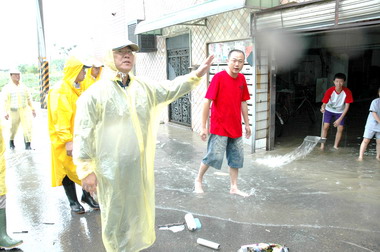 陳明文視察淹水地區(圖)