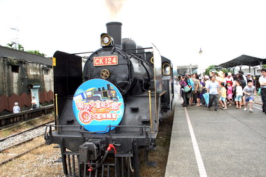火車好多節首航(圖)