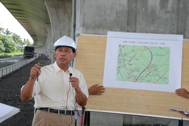 曹啟鴻14日巡視二高下自行車道(圖)