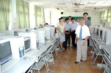 林政則視察市立南華國中教育環境品質(圖)