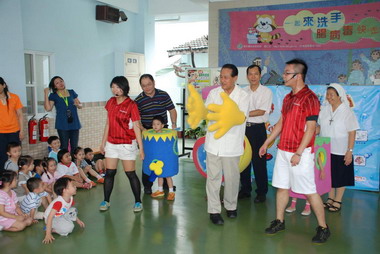 曹啟鴻宣導正確洗手預防腸病毒(圖)