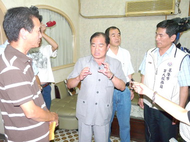 張通榮慰問直升機失事家屬(圖)