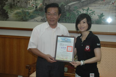 澎湖縣長頒發榮譽縣民證予詹雅雯(圖)