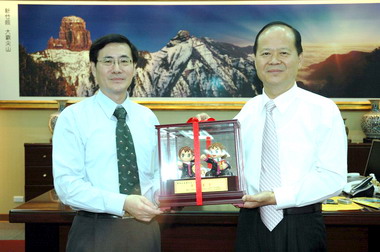 保護協會致贈檢查官寶寶予鄭永金(圖)