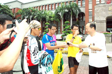 世界「兒」跑活動鄭永金贈仙草茶解渴(圖)