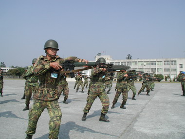 後備907旅陸軍2043梯次新兵體能戰技測驗(圖)