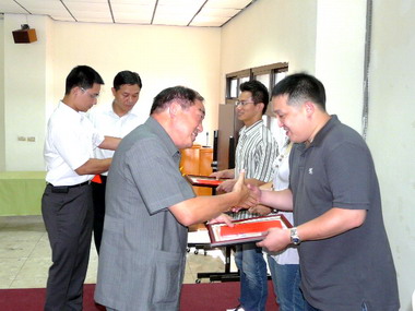 張通榮表揚優秀市民(圖)