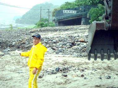 颱風來襲信義道路中斷(圖)