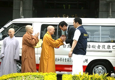 東和禪寺捐贈巴士予北縣政府(圖)