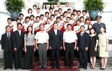 馬英九接見建國樂旗隊(圖)