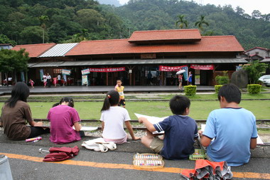 鐵道嘉年華美術寫生集集鐵路風情紙上躍然(圖)