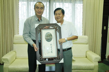 美崙國中主任陳益雄榮退(圖)