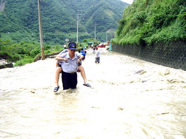 受洪水所困村民安全返家(圖)