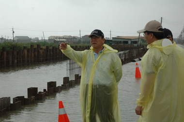 嘉義縣長勘察沿海水利設施(圖)