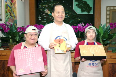 鄭永金促銷喜憨兒月餅(圖)